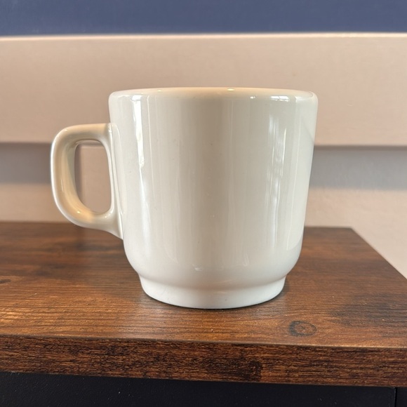 White Mug with Portrait Design of Oprah Winfrey 2020 by Fishs Eddy - Picture 3 of 7